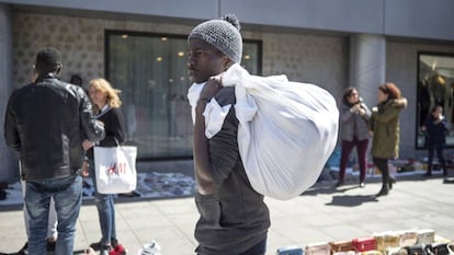 Seringe Abdou Diop, mantero senegalés, vendiendo en Sevilla.