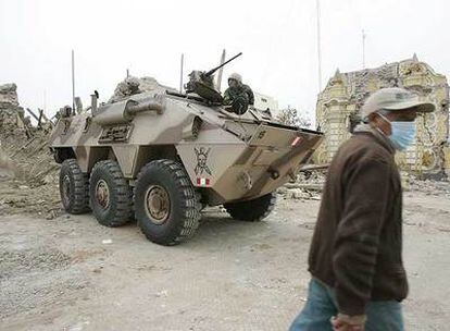 Un blindado del Ejército peruano patrulla ayer por una calle de Pisco.