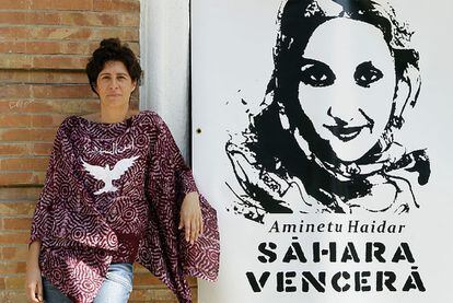La mujer que acompañó a Haidar y fue su sombra en el aeropuerto de Lanzarote se dedica ahora al activismo.