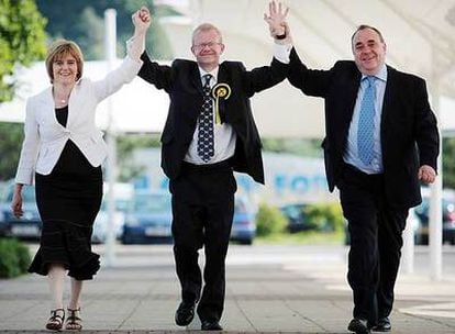 El nacionalista Alex Salmond (derecha), junto el diputado John Mason, ganador del escaño de Glasgow Este.
