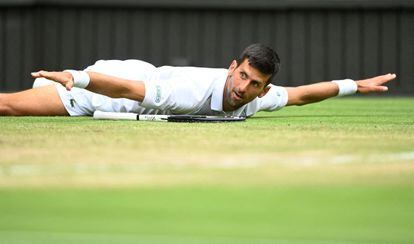 El serbio Novak Djokovic, que se clasificó el martes para sus undécimas semifinales de Wimbledon, afirmó que a partir del tercer set, cuando iba 2-0 abajo contra el italiano Jannik Sinner, jugó "un nuevo partido". En la foto, Djokovic durante el partido del día 5 de julio.
