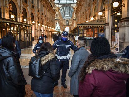 Agentes de la Policía Local milanesa regulan la entada a la galería Vittorio Emanuele de Milán.
