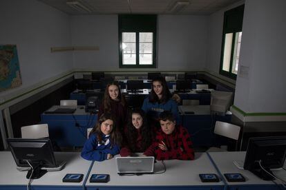 De izquierda a derecha y de arriba a abajo: Leyre Arribas, Ana de Diego, Paula Terrazas, Carmen Hernández y Sergio Terrazas posan en su instituto, el IES Picos de Urbión en Covaleda, Soria. Están en la clase de informática.