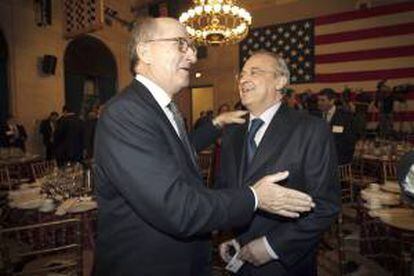 El presidente de Repsol, Antonio Brufau (i), conversa con el presidente de ACS, Florentino Pérez (d), antes de la comida celebrada este 14 de enero en la Cámara de Comercio de Washington con inversores y empresarios estadounidenses, dentro del viaje oficial del presidente del Gobierno, Mariano Rajoy, a la capital estadounidense.