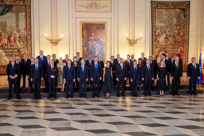 Los Reyes posan para una foto de familia durante la recepción que los monarcas ofrecen a los jefes de Estado y jefes de Gobierno que participan en la cumbre de la OTAN. 