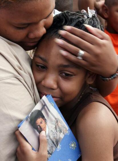 La madre de una<i> fan</i> de Michael Jackson consuela a su hija en Gary (Indiana), localidad natal del cantante.
