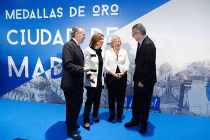 José María Álvarez del Manzano, Ana Botella, Manuela Carmena y Alberto Ruiz-Gallardón, en la recepción de San Isidro.