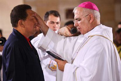 El presidente venezolano, Hugo Chávez, en una fotografía cedida hoy por el Palacio de Miraflores, durante una ceremonia religiosa en la que recibió la 'unción de los enfermos'