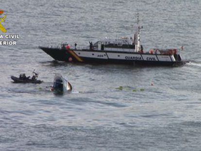 Imagen del pesquero 'Astehelena' hundiéndose y del patrullero de la Guardia Civil que ha rescatado a los dos tripulantes de la embarcación.