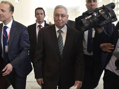 El presidente de Senado argelino, Abdelkader Bensalá (centro), a su llegada al Palacio de Naciones, este martes en Argel.