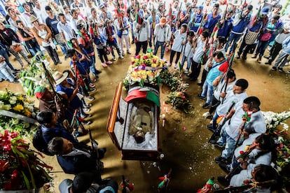 Funeral del líder indígena Edwin Dagua en el municipio de Caloto, quien fue asesinado por buscar proteger la reserva ecológica Huellas, de Colombia.