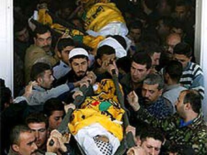 Varios palestinos portan los cuerpos de dos jóvenes muertos en Gaza.