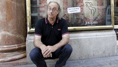 El director de Els Joglars, Ramon Fontser&eacute;, ayer ante un cartel del montaje de El Nacional, en Valencia. 