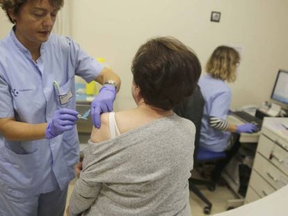 Una persona mayor recibe una vacuna durante la campaña de vacunación antigripal, en el ambulatorio Amara Berri, en San Sebastián (Gipuzkoa).
 
 