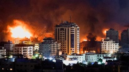 Llamas y humo durante los ataques israelíes en Gaza, este lunes.