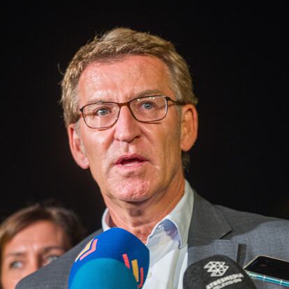 El líder del PP, Alberto Núñez Feijóo, ofrece declaraciones a los medios de comunicación tras acudir al acto de inicio del curso político del PP, en L'Hospitalet de Llobregat, a 8 de septiembre de 2022, en L'Hospitalet de Llobregat, Barcelona, Catalunya (España). Feijóo ha sido recibido este jueves por la noche por dirigentes y simpatizantes del PP catalán, que han celebrado su apertura del curso político en la carpa del partido con motivo de las fiestas de Bellvitge.
08 SEPTIEMBRE 2022;FEIJÓO;BARCELONA: CURSO POLÍTICO;PP
Lorena Sopêna / Europa Press
08/09/2022