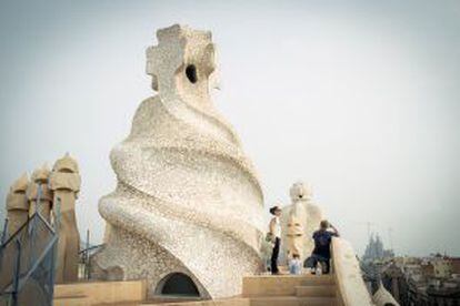 Vistas desde la terraza de la Casa Milà, 'La Pedrera', una de las grandes obras de Gaudí, en Barcelona.