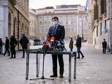 Giuseppe Conte, durante su comparecencia en plena calle en Roma, este jueves.