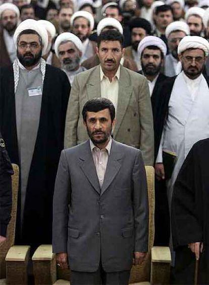 Mahmud Ahmadineyad, ayer en una reunión con clérigos en Teherán.
