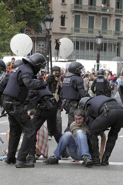 Un momento de la carga en la plaza de Catalunya.