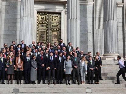 El presidente de Vox, Santiago Abascal, en el centro, con los restantes 51 diputados de Vox.