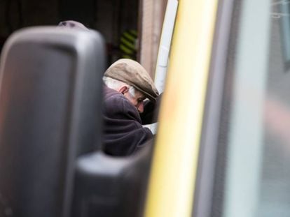 J.A.V.V., este viernes en el interior de una ambulancia, en Vigo.