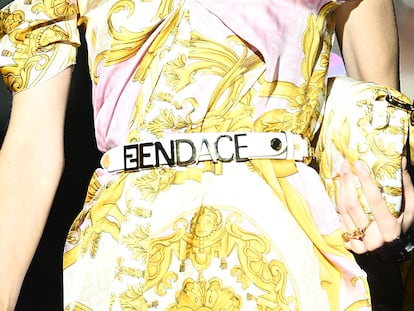 'Fendace', el nuevo logo que coronó cinturones y bolsos en el desfile de Fendi y Versace.