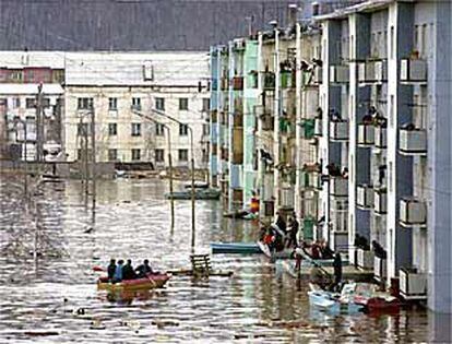 Una calle de la ciudad de Lensk, totalmente inundada por el río Lena, en una fotografía del pasado sábado.