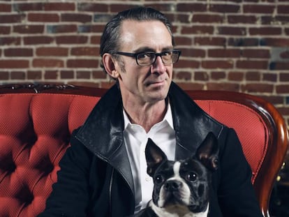 Chuck Palahniuk, durante la sesión de fotos en el café Rose City de Portland, con su perra 'Egg'.