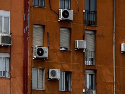 Vista exterior de varios aparatos de aire acondicionado, en un bloque de viviendas en Madrid.