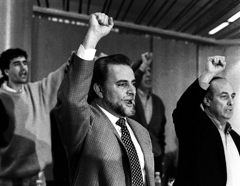 Julio Anguita y Francisco Frutos cantan 'La internacional' con el puño en alto en la jornada de clausura del XIV Congreso del PCE., en 1995.