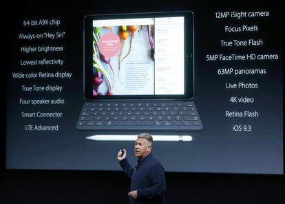 Phil Schiller, vicepresidente de marketing mundial de la compañía, presenta el nuevo Ipad Pro con pantalla de 9,7 pulgadas.