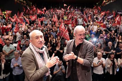 Los secretarios generales de UGT, Pepe Álvarez (izquierda) y CC OO, Unai Sordo (derecha), en la asamblea conjunta de Valencia de este lunes.