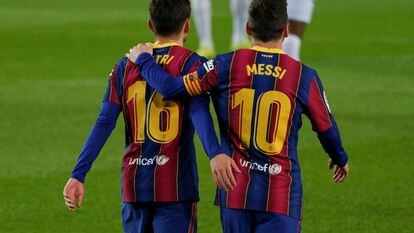El debutante canario del FC Barcelona, Pedri, junto al capitán azulgrana Leo Messi.