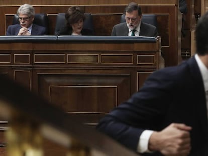 Pedro Sánchez con Rajoy, al fondo.