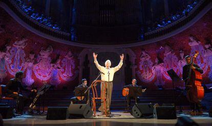 Raimon, en un momento del concierto en el Palau