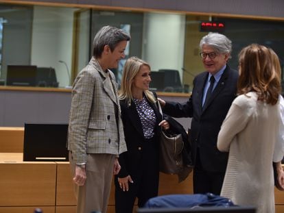 Desde la izquierda: la vicepresidenta de la Comisión Europea, Margrethe Vestager, la eurodiputada Dita Charanzová y el comisario de Mercado Interior, Thierry Breton.