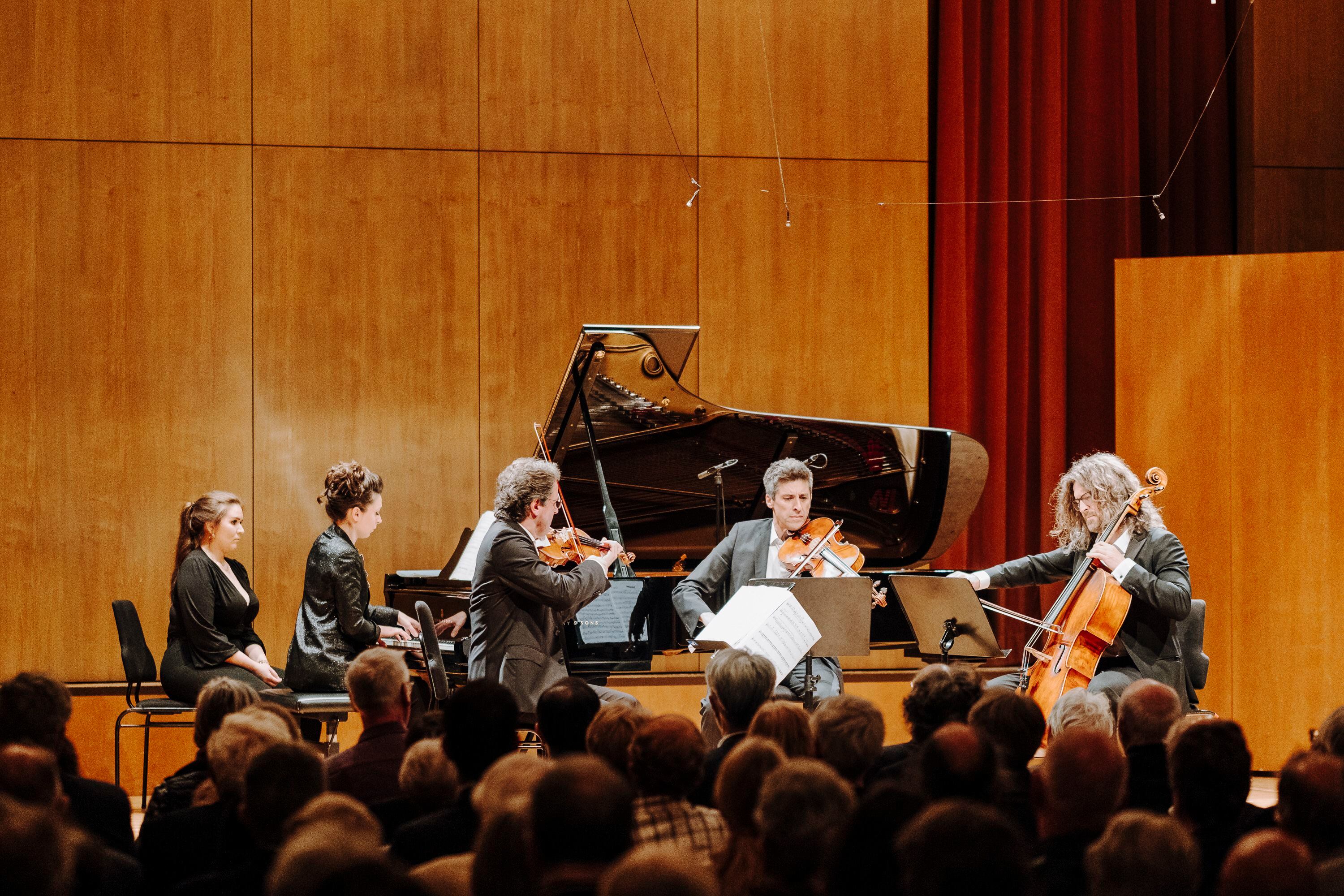 La pianista Yulianna Avdeeva, el violinista Frank-Michael Erben, el violista Anton Jivaev y el violonchelista Valentino Worlitzsch, el pasado sábado en la Sala Mendelssohn de la Gewandhaus.