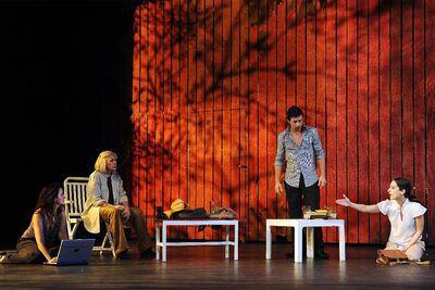 De izquierda a derecha, Melani Olivares, Cristina Rota, Roberto Drago y Nur Levi en una escena de <i>Memento mori,</i> de Borja Ortiz de Gondra.