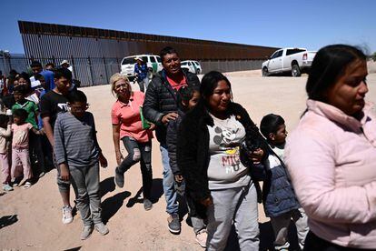 Un grupo de migrantes se entrega a la patrulla fronteriza en el punto del muro de seis metros de altura que separa Ciudad Juárez (México) con El Paso, en Estados Unidos.