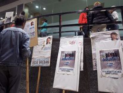 Carteles a favor de la excarcelaci&oacute;n de Bolinaga en el Hospital Donostia.