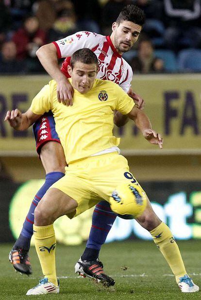 Marco Ruben protege el balón ante Botía