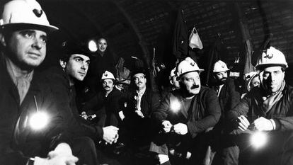 Los secretarios generales del SOMA-UGT y de CCOO de la minería, José Ángel Fernández Villa y Antonio González Hevia (dcha), posan en la cuarta planta del pozo Barredo en donde permanecieron encerrados a 270 metros de profundidad en compañía de 35 miembros de sus sindicatos, en 1991.