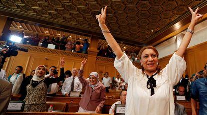 Souad Abderrahim, candidata del Partido del Renacimiento celebra su elección como alcaldesa de Túnez.  