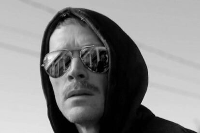 Paul Bettany caracterizado como Theodore Kaczynski, el terrorista estadounidense conocido como Unabomber, para la serie 'Manhunt: Unabomber'. "No podemos usar gorro, así que continuamos cultivando el look Unabomber"