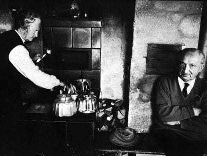 El fil&oacute;sofo Martin Heidegger con su mujer, Elfride Petri, en su caba&ntilde;a de Messenkirch.