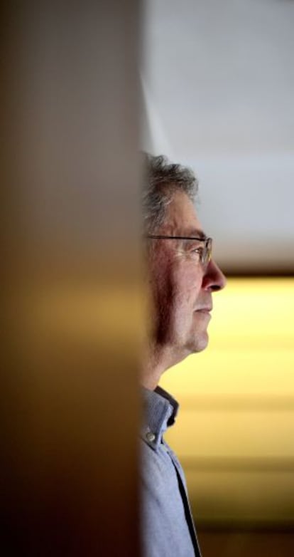 Félix de Azúa, escritor español, fotografiado en la editorial Mondadori de Madrid.