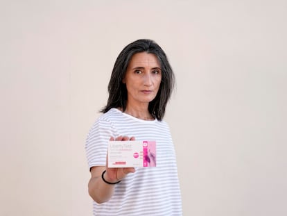 Natalia Paredes, con una caja de los test de su empresa