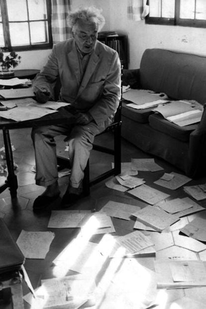 Robert Graves, en su estudio. En el suelo, cartas de admiradores.