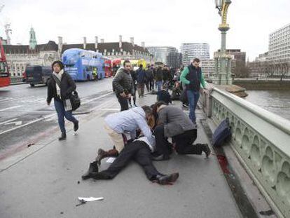 La policia ha abatut a trets un agressor que ha apunyalat un agent i ha atropellat diverses persones al centre de Londres